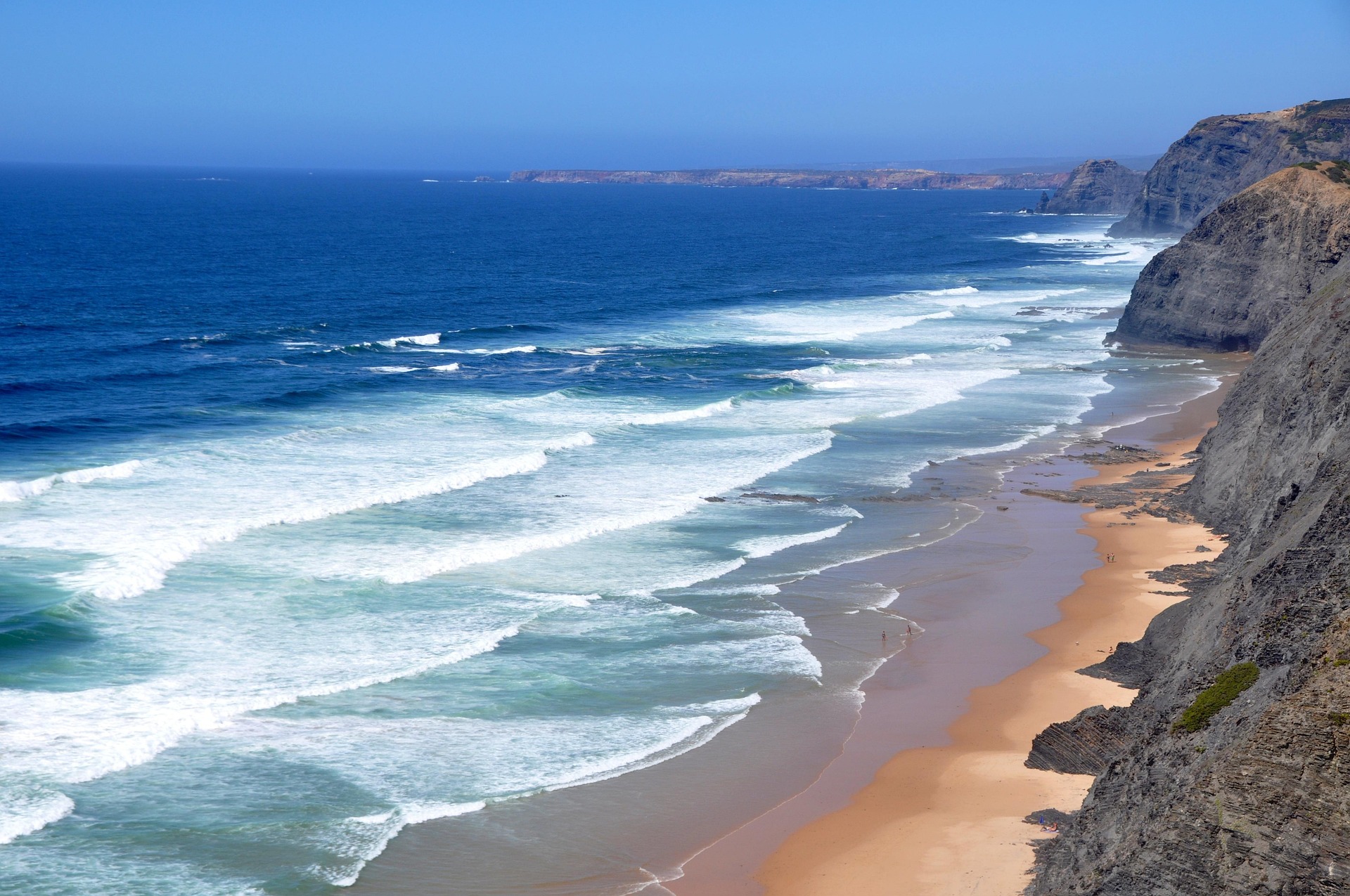 Algarve – Portugals soldränkta kust där havet formar livet