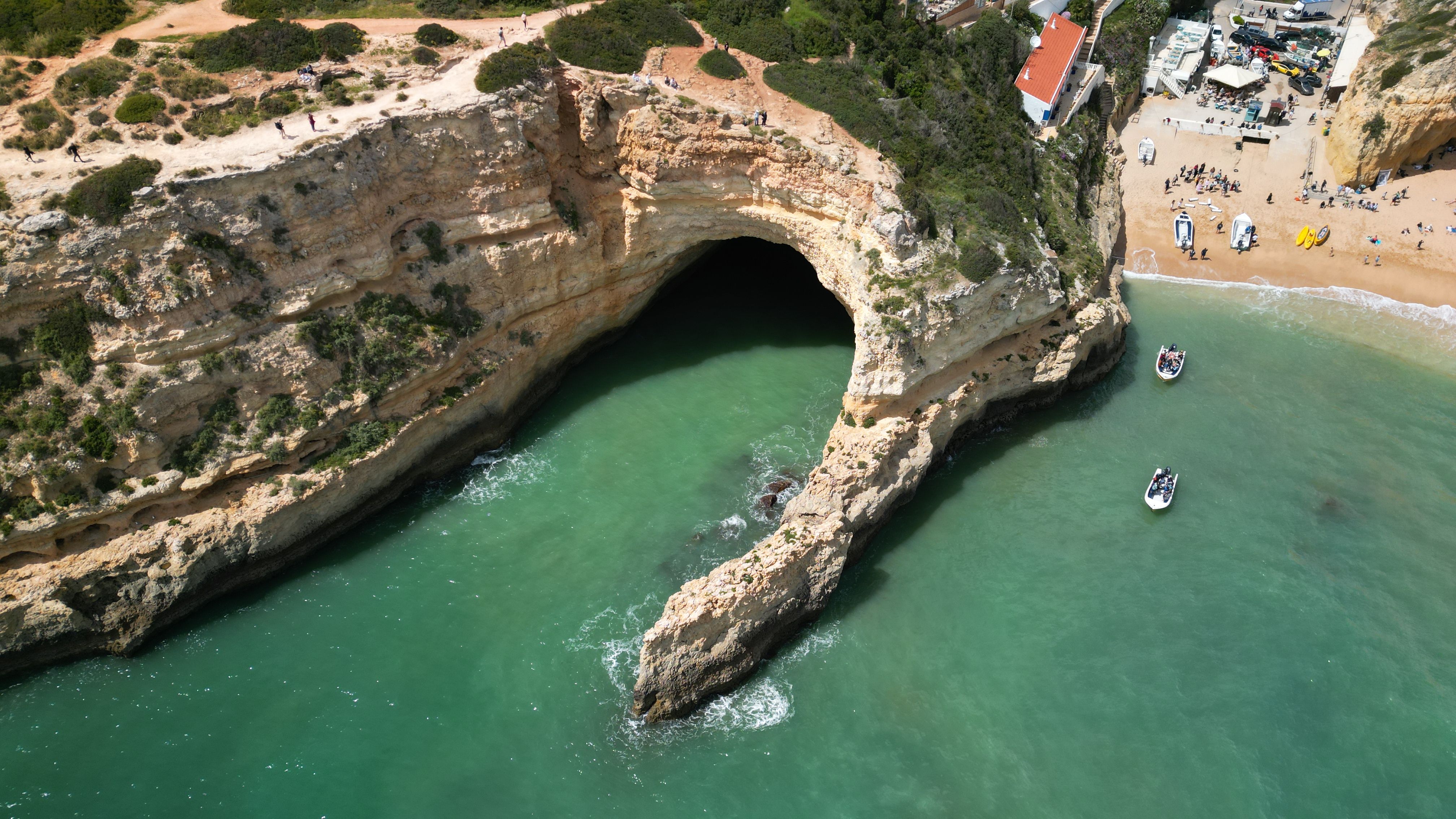Algarve – Portugals soldränkta kust där havet formar livet
