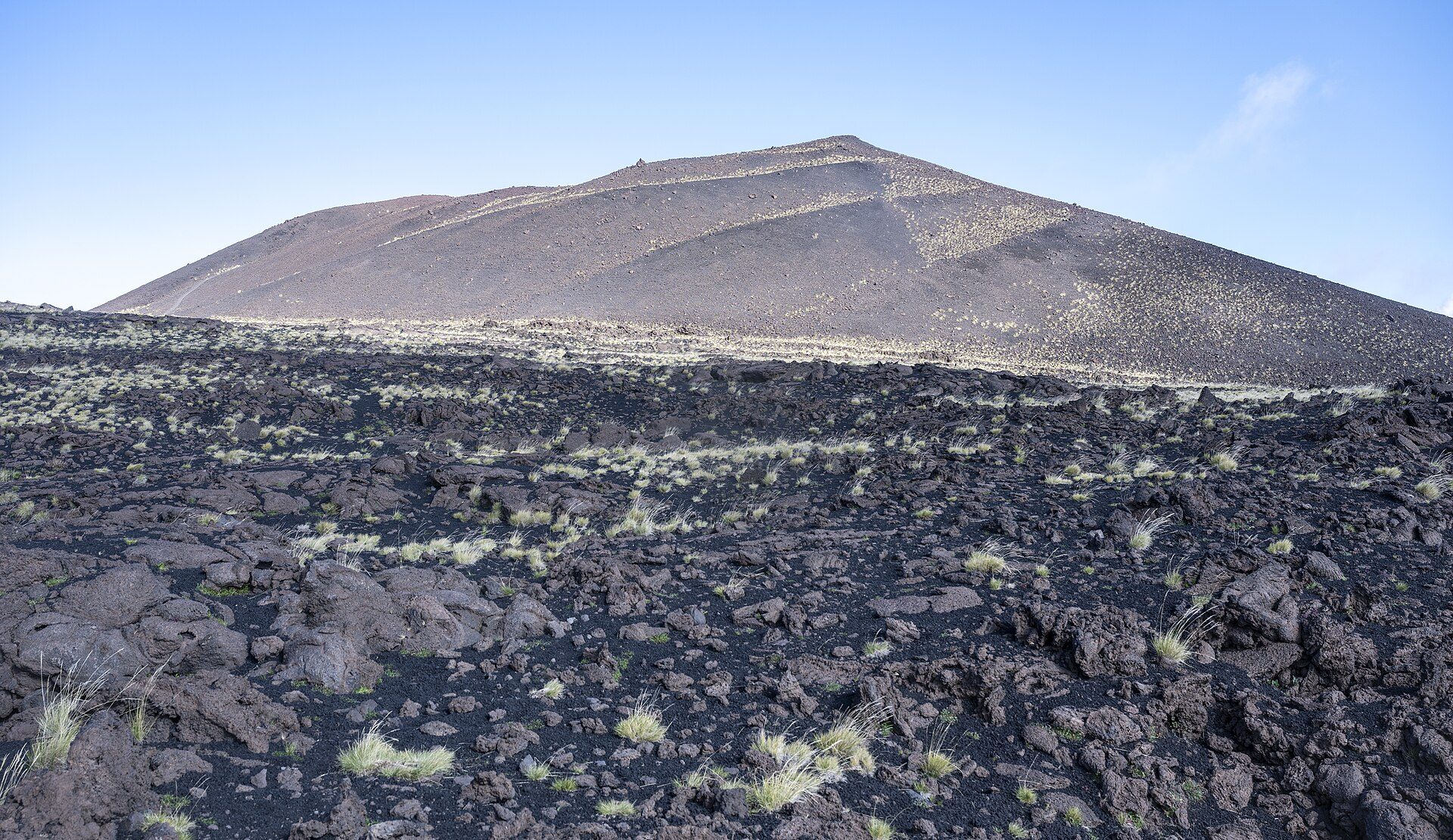 Etna har vaknat igen – flygplatsen stängd efter kraftig aktivitet